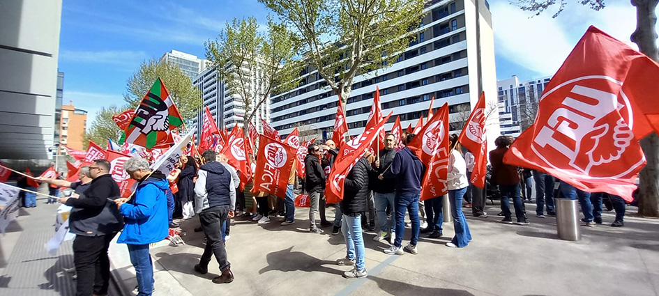 UGT FICA y CCOO de Industria se concentran frente a Repsol para exigir el cumplimiento de la cláusula salarial pactada