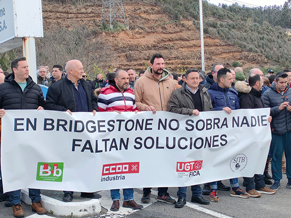 La plantilla de Bridgestone en Puente San Miguel exige un plan industrial y garantías de futuro para más de 400 empleos