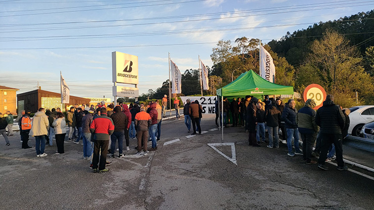 Los sindicatos de Bridgestone reanudan mañana las huelgas contra el ERE y la negociación con la empresa