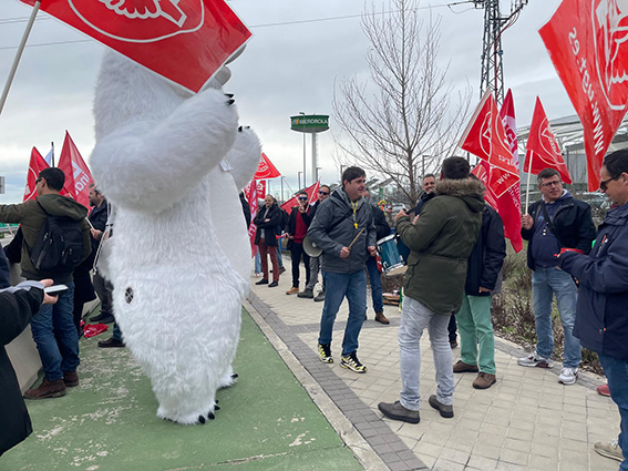 Protesta de trabajadores y trabajadoras de Iberdrola por el bloqueo del convenio de Iberdrola